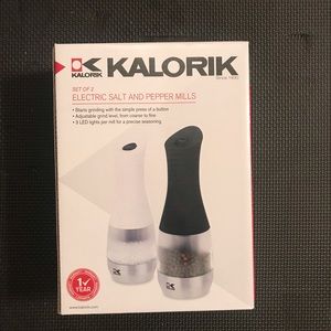 Battery operated salt and pepper grinder